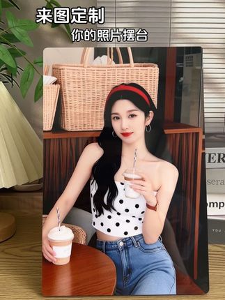 拍照的意义在于咔嚓一声把瞬间变成永恒 多年以后回头看都是很珍贵的意义;#来图定制#相框摆台#太好看了吧 #穿搭分享 #照片里的时光