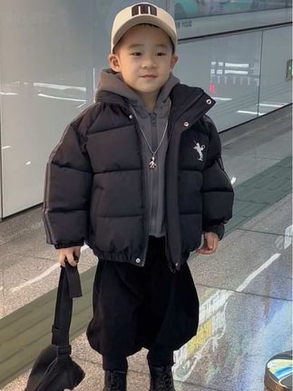 这天是一天比一天凉了,终于给孩子买到这种加绒又加厚的大棉袄了!上身真的巨暖和巨舒服啊!整个内里都加了超厚实的绒毛,就像一头扎进了棉花堆里一样,宝宝穿着保暖又舒适,外层也是加了厚厚的棉。冬天穿它出门真的足够了,是里面外面的面料,三防冲锋衣,而且宝贝啊遇水成珠,水过无痕、油过无刺。水过无痕,油过无渍,云朵棉加厚,足足六百克,而且啊,一秒回弹,它是连在一起的。既蓬松又保暖,宝贝假两件,拼接设计假两件,然后两个双门襟可以同时使用,很厚实的棉服棉衣,高级洋气又好看,男女宝都合适穿#高品质童装 #母婴好物 #爆款推荐#童装搭配#潮童穿搭