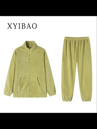 姐妹们,冬天谁还没件珊瑚绒睡衣我跟谁急! 刚收到我就换上了,那叫一个舒服暖和!而且版型还特好看,在家穿舒服,出门取个快递、买个菜也完全不尴尬,直接就能穿。 @冬天想穿得又暖又好看的,赶紧冲它就对了!#舒服暖和 #爱了爱了爱了 #买它就对了