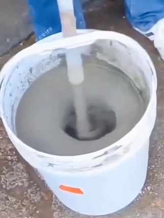 水泥地面修复料水泥路坑洼不平用这个来修复。