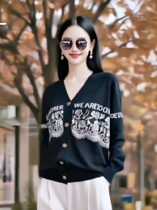 哥弟阿玛施正品女装长袖V领提花毛针织开衫时尚气质秋季百搭毛衣#轻松解锁秋季穿搭 #高级感穿搭 #优雅气质 #洋气减龄 #早秋姐感穿搭气质顶满