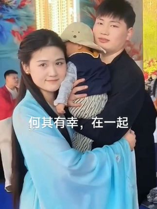 大衣哥孙子满周岁,来了很多亲朋好友,现场热闹非凡#大衣哥朱之文 #大衣嫂#朱小伟 #农村生活 #洗衣液