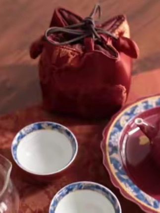 这个秋天的仪式感🍂从一套好茶具开始 【朱釉点金,茶席生辉】 酒红茶器描金纹,一盏一壶映雅韵。 暗红布垫托静器,琉璃公道透光轻。 锦袋缀侧添华彩,木色沉深衬古意。 ——方寸之间,皆是东方美学的沉淀。 #茶具套组 #茶生活#治愈#慢生活 #静心养性