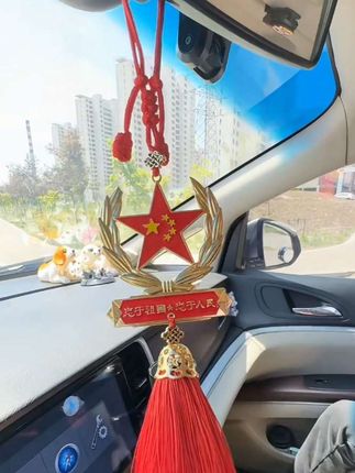 五角星红旗后视镜挂件,金属双面,挂车上又飒又帅,满满的爱国情怀#五星红旗迎风飘扬 #挂饰挂件 #中国红 #国庆