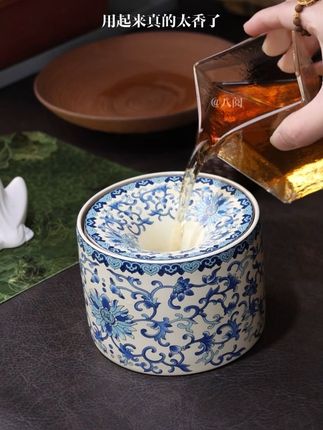 缠枝莲茶渣烟灰缸,带盖漏斗形设计,有效滑落茶渣废水垃圾,更隔绝了气味。关键是少喝一杯茶就能买到❗️ #家居好物 #瓷器 #茶具好物推荐 #茶渣缸#烟灰缸