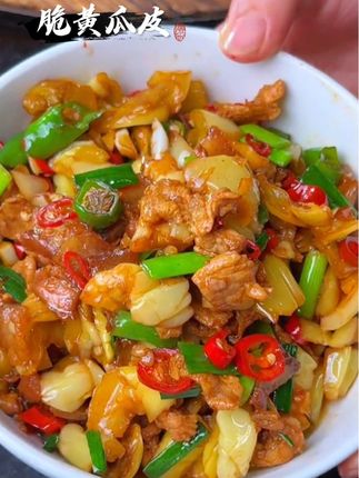 就这个嘎嘣脆的黄瓜皮,鲜嫩微酸又脆爽,随便一炒就是道下饭菜#好吃到停不下来 #下饭神器 #脆黄瓜皮 #家常小炒 #下饭菜