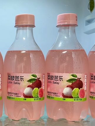 买回来才知道它好喝到有多离谱。就是这个荔枝芭乐气泡水。你看看我这里到手6瓶才多少?我敢说只要它不涨价,我就会一直回购它。精选优质芭乐、荔枝鲜榨取汁,一口下去,包裹着浓郁果香的细腻气泡就直接在舌尖上爆开,冲击你的脑门,超清爽带劲,贼好喝。夏天冷藏一下口感更佳。还没有喝过的,一定要尝尝#荔枝芭乐气泡水 #果汁 #气泡水 #夏日饮品 #超便宜超划算