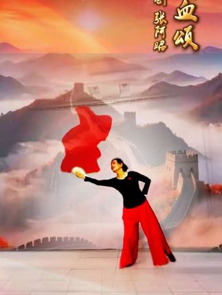 十一将至,红旗漫舞,学跳长绸扇舞《热血颂》,虽动作生涩但赤诚,这抹中国红我先舞为敬,愿山河永固,盛世长安!#十一献礼 #热血颂#原创张阿昭