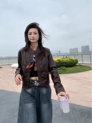 人一旦悟透了就会变得沉默,不是没有与人相处得能力,而是没有了逢场作戏的兴趣。#皮衣 #夹克外套 #穿搭