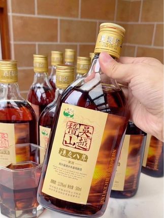 爱小酌的朋友千万别错过这款八年陈酿绍兴花雕,真心值得安利。它带着独特的半甜口感,12度的酒精度恰到好处,喝起来清爽不腻,入口满是糯米发酵的浓郁香气,特别对味。整箱足足12瓶,性价比超高,自己小酌时喝着舒坦解乏,用来走亲访友当伴手礼也很体面。想尝地道黄酒的滋味,选它准没错!#绍兴黄酒 #纯粮酿造 #黄酒 #送礼佳品 #好喝不贵