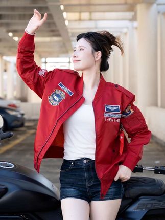 拜托 红色夹克真的很哇塞! #飞行夹克 #男女同款 #穿搭是一种态度 #早秋夹克 #穿搭分享