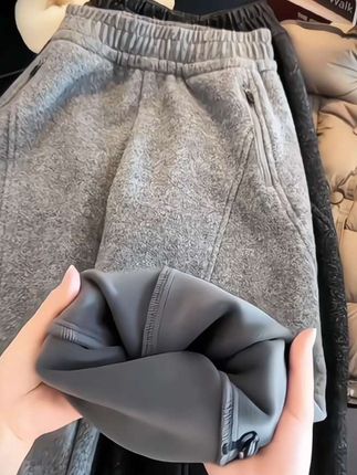 #我要上热门 姐妹们,这条裤子真的太好看了,而且还是亲子款的!你看这小模特搭配的小上衣,真的就是妥妥的一个潮童。而且它是这种弯刀裤,可以这样子卷起来穿,也可以放下来穿,一条裤子可以当两条穿,真的超划算!里面还是加绒的,冬天穿的话完全不会冷,随便搭个羽绒服都好看。#冬季必备 #弯刀裤 #百搭裤子 #显高显瘦显腿长