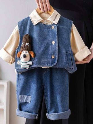 #上热门 这套男童春秋装简直帅炸了,卡通印花加上牛仔马甲的设计,一整个潮流范十足!而且这还是三件套啊,性价比超高,孩子穿上身那叫一个酷炫,走在路上回头率爆表!快给你家小帅哥安排起来吧,让它成为小区里的时尚小达人,让孩子的童年留下更多帅气美好的回忆。#萌娃穿搭 #高品质童装 #每日童装穿搭分享 #童装搭配每日更新