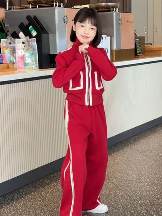 买了买了,就一个女儿,别人有的咱也要有,红色套装上身太好看了#女童穿搭 #潮童穿搭 #生女儿就要这样穿 #女童套装 #酷女孩穿搭