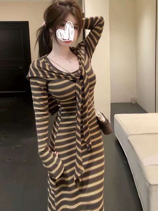 姐妹们,这条连衣裙真的好好看呀!它是这种宽宽松松版型,就特别藏肉,而且垂感很好,穿上身就很舒服,长度也刚好合适#今日穿搭 #女装 #高级感穿搭 #每日推荐 #条纹控