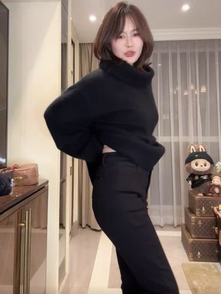 相信我!同频的人总会相吸的,喜欢我们风格的人也会慢慢的越来越多的#今天这样穿 #漂亮衣服治愈一切不开心 #黑色系穿搭 #这么穿显瘦20斤 #怎么穿都好看