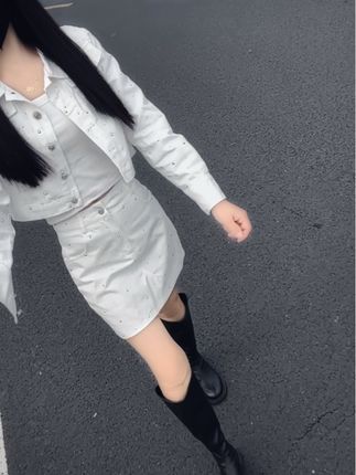 有人帮衬先攒钱,没人帮衬先顾眼前,本身起点就不 同,一没啃老,二没帮衬,什么事都靠自己操办,全凭 一己之力,独自撑起一片天,自理更生的过程中,既有 自豪,又有点委屈,虽然一塌糊涂,但人生并不廉价, 这一路走来,肩上挑过的单子,以及吃过的苦,别人未 必能行