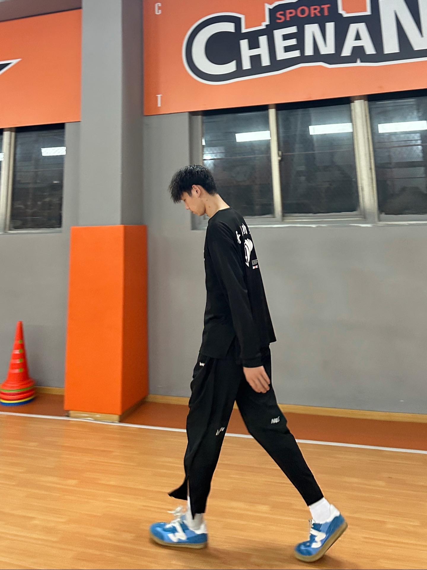 本就不同路 是我偏要和你走 #innout手上功夫#innout长裤#顽刻滑板鞋