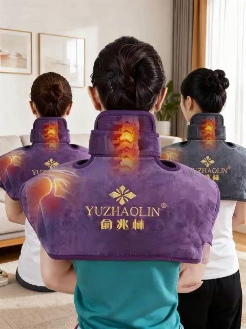 家人们,肩颈总跟你“闹脾气”的赶紧看过来!俞兆林这款肩颈热敷包是真的懂咱们的痛~ 里头是艾草、生姜这些实打实的草本好料,恒温热敷的时候,暖意慢慢往皮肤里渗,就像有双温柔的手在轻轻揉按,紧绷的肌肉一点点舒展开,那些酸啊、麻啊、胀啊、痛啊,不知不觉就跑没影了~ 魔术贴设计特贴心,牢牢贴合肩颈曲线,不管是坐着办公、窝着追剧,还是睡前放松,戴着都舒服得很,一直暖乎乎的还不烫,安心又惬意。 别再让肩颈僵硬拖后腿啦,每天15分钟,让它好好“松口气”。肩颈舒服了,干啥都觉得浑身带劲,整个人都轻快起来~ #强烈推荐 #养生之道 #健康养生 #肩颈酸痛 #送长辈的走心礼物