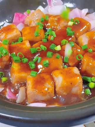 今天给大家分享一道美食铁板芋头,很多人都喜欢吃,但是自己在家又不会做,所以我给大家找到了这个半成品,打开包装,里面有一对芋头和两个调料包,油热直接下锅煎,小火煎至两面金黄,出锅撒上自带的料包就可以开吃了,简单方便还好吃,喜欢吃的赶紧试试吧!#铁板香芋