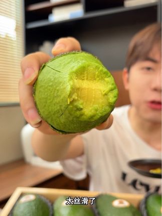 只有高品质哈斯牛油果打开来才是奶黄色的 #牛油果 ##牛油果吃法 #新鲜应季水果 #牛油果的神仙吃法
