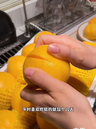 我还是头一次吃这么好吃的黄桃,果农现摘现发,自然成熟不催熟,吃起来脆甜多汁,软硬两吃,满满的桃香味! #现摘水果 #优质农产品#黄桃 #快来一起尝个鲜