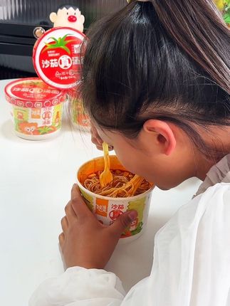 总算出了一款小孩子也能吃的泡面了,我闺女终于可以嗦面了#泡面 #嗦粉 #美食 #灵魂宵夜 #泡面神仙吃法