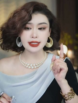 微笑是心灵的灯塔,指引着前行的方向。#心灵疗愈 #欧美风 #复古穿搭 #大码胖mm搭配 @DOU+小助手 @DOU+上热门