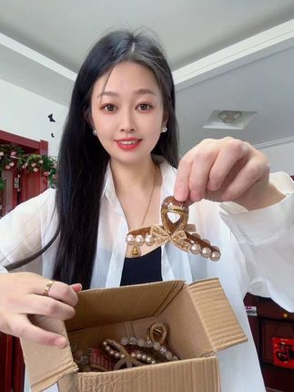 夏天来了,披头散发真的受不了太热了~好看的抓夹可少不了~高级时尚又百搭!#抓夹 #头饰发饰抓夹 #盘发鲨鱼抓夹 #洋气时髦抓夹 #盘发专用抓夹