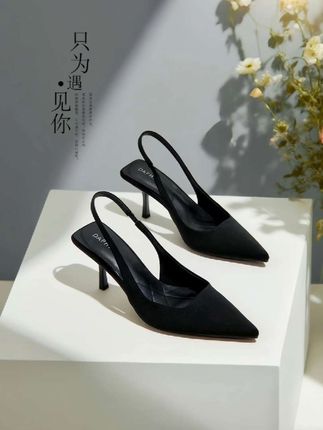 暮色漫过街角时,她踏着达芙妮凉鞋赴约。黑色一字带轻绕脚踝,包头设计藏着细腻温柔,5cm细跟敲出轻快节奏。月光吻过鞋面,漾开高级感光泽。穿过晚风与灯影,裙摆随步伐轻扬,每一步都踩着夏日的浪漫韵律,连路人目光都为这抹仙女风停留。#高跟鞋#夏季凉鞋#哎呦喂你鞋真好看 #包头凉鞋#凉鞋