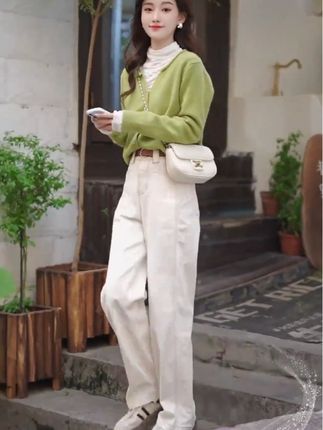 #上热门 姐妹们,这套真的太绝了!韩系时尚穿搭一整套,高级感十足的小香风针织衫搭配牛仔裤,简直不要太好看!显瘦效果超棒,穿上它整个人都显得特别纤细。#韩系穿搭 #显瘦显高显腿长 #针织毛衣 #阔腿裤
