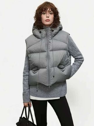 赤金鹅2.0 ll 萌萌酱马甲新国标云感高奢连帽90羽绒服#羽绒马甲 #穿搭分享 #这也太好看了 #穿搭推荐 #羽绒马甲穿搭