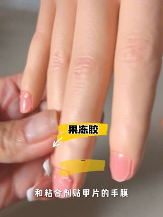@爱搓甲的李老师💅🏻 🔥自用好物分享🔥终于不用求人了,这是我花了几十块钱买了一个可固定手膜,以后不用等有顾客时才能拍视频了。他是一个可以用果冻胶和粘合剂贴甲片的手膜,而且口干之后甲片还可以很轻松的取下来,而且还不会伤假膜。如果说你是刚学完美甲的,找不到模特练习。可以用它来练习休假型土单色练习款式,打板、卸甲都是完完全全没有问题的。皮肤细腻,纹路清晰可见,手指灵活,可以随意扭动。之前也买过上百的手膜,但都没有这个几十的好用。建议大家去入这个可固定支架的。#好物推荐 #美甲 #美甲手模 #美甲分享 🔥🔥🔥