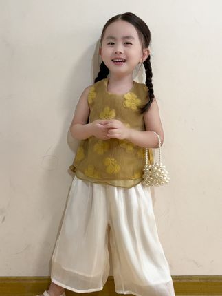这么热的天,快给孩子安排无袖背心套装吧,不仅凉爽还特别舒服,摸起来软绵绵的~#刘六六的妈咪