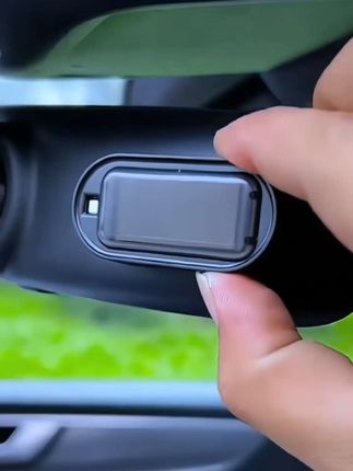 #厉害了我的车🔥🔥🔥 晚上经常在户外停车的一定要看看这个小玩意,只需要撕开背胶,把它粘在车里比较显眼的地方,打开以后就会一直闪,这样汽车不管停在哪,从外面看就像是车里装了警报器或监控,不法之徒就不会靠近汽车,而且他还是太阳能的,白天就会自动充电。