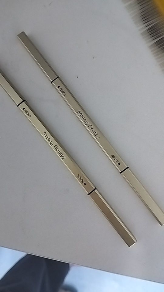 颜色色号:灰色和咖色用着很好 上妆效果:颜色很自然 防水性:不错 持妆情况:挺好#我在抖音买买买