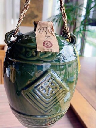 绍兴十五年陈酿老黄酒,传世佳酿!选优质糯米小麦,取鉴湖好水,循古法酿造。酒液似焦糖琥珀,醇厚绵密、香气迷人,陶瓷密封坛锁鲜。自饮赠礼皆佳,好喝不贵!#好喝不贵#黄酒文化#绍兴#陈酿#不错不错味道好极了