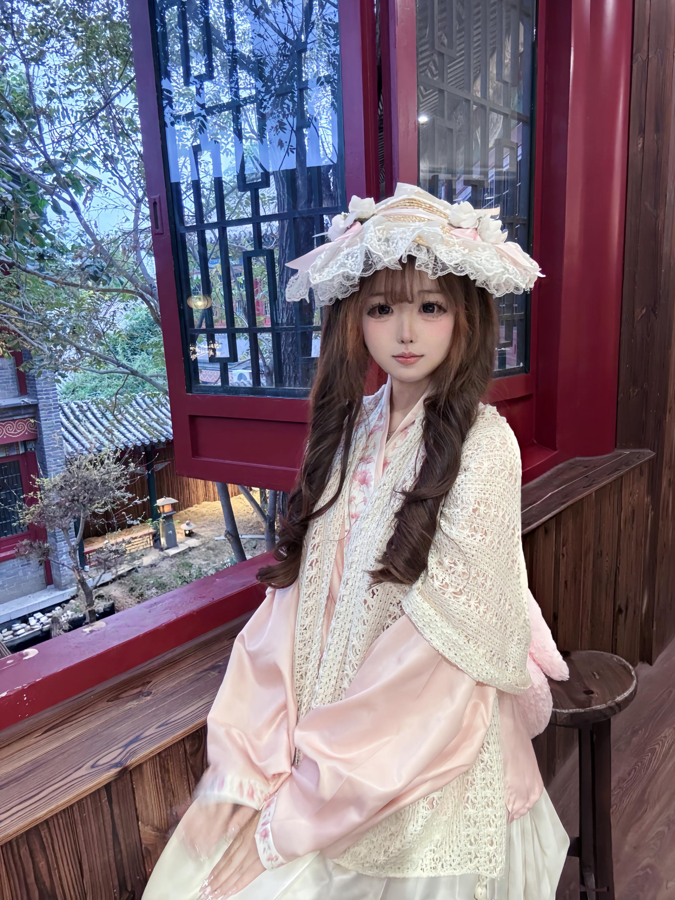 云想衣裳花想容 春风拂槛露华浓