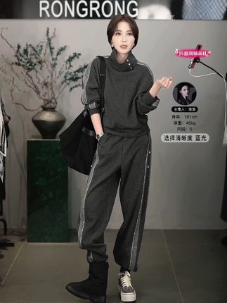 这是我冬天的心头好,气质直接拉满~溶溶星光RONGRONG 羊毛混纺高领优雅轻奢休闲显瘦套装 一套搞定穿搭烦恼,既能穿出休闲酷感,也能切换成优雅女人味,场合随心切换毫不违和。#套装 #套装穿搭 #高级感穿搭 #溶溶rongrong#抖音双十一优惠券