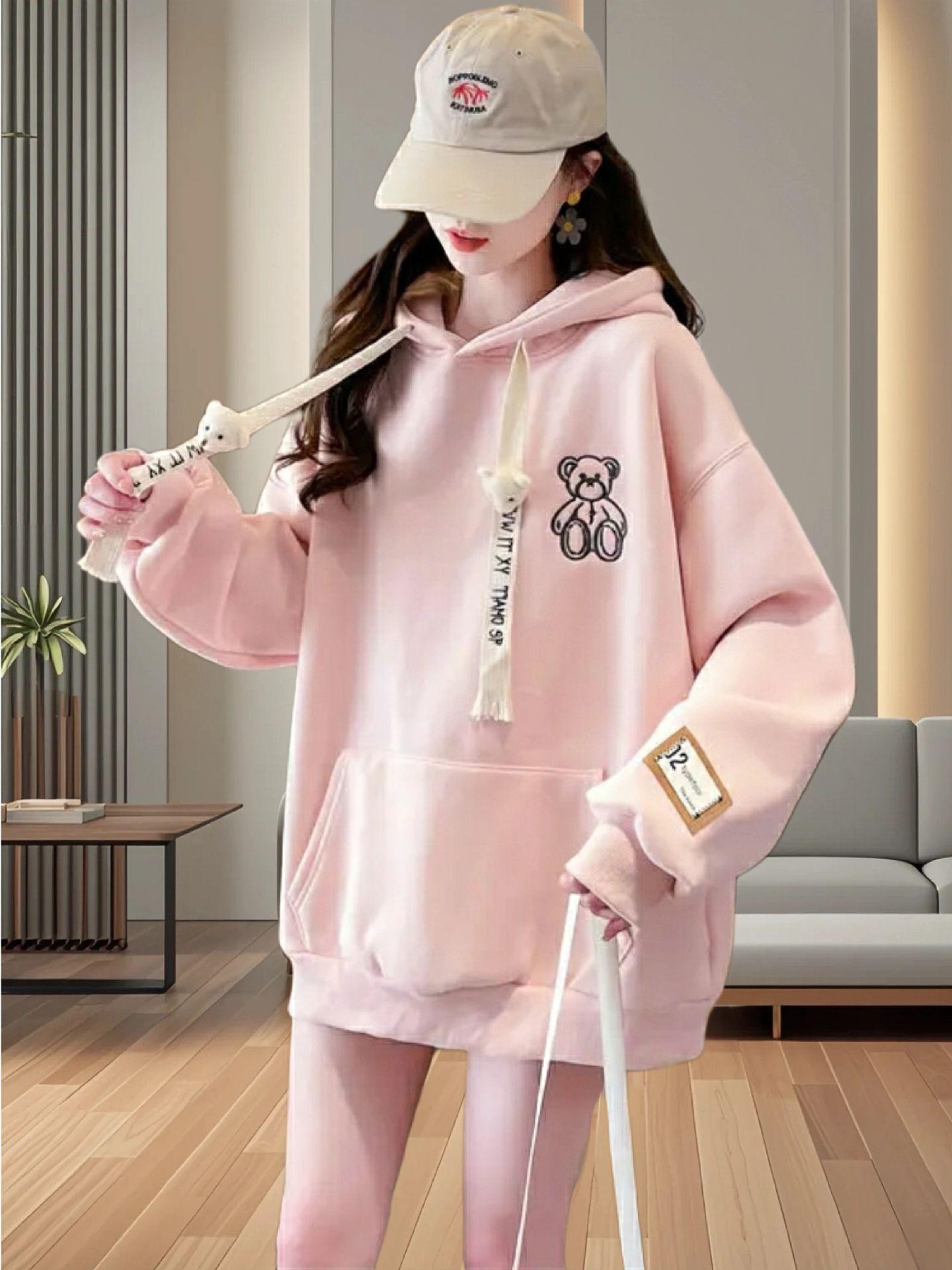 姐妹们快看我刚买的这件卫衣,真的太喜欢了!胸前是一个刺绣的小熊,特别可爱,而且还是这种宽宽松松的大版型,上身就是一整个纸片人的既视感。整体是这种微微落肩的设计,手臂粗也能遮住,不管是搭配阔腿裤还是半身裙都很好看,喜欢的姐妹赶紧冲!#韩系穿搭#我又心动了 #春秋穿搭 #藏肉显瘦穿搭 #减龄气质