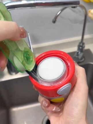 杯盖、吸管、奶嘴这些位置不好清洁,可以准备一个这样的三合一杯盖刷,轻轻松松就可以把杯子洗干净。夏季炎热,杯子经常刷洗,才不容易滋生菌菌#三合一杯刷 #杯盖刷 #三合一杯盖刷 #杯刷 #好物推荐🔥