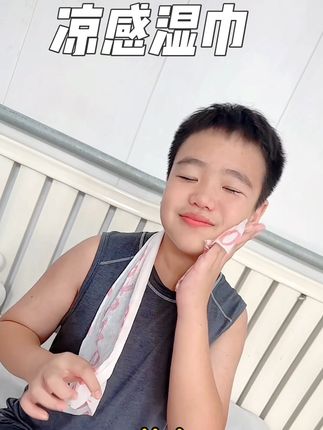 #好物推荐🔥 #夏日必备 #精致男孩 #无限回购的宝藏单品 爱跑步,爱出汗,夏日这个凉感湿巾一定备起来,自带凉感,薄荷香味,可降解!#凉感湿巾