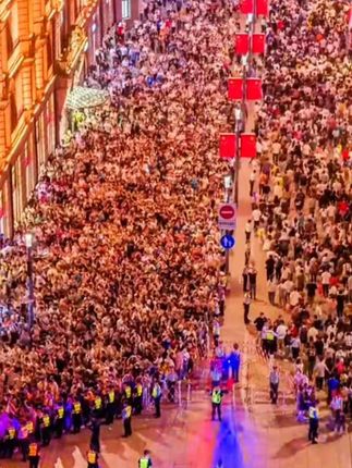 上海旅游看人头。南京路外滩又开辟了人从众模式。魔都魅力无限。时刻吸引着全国各地的游客#魔都上海#国庆中秋双节#上海 @抖加🔥上热门🔥dou+🔥热点宝 #上海旅游节 #dou爱申活