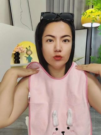 儿童 宝宝 刷牙 洗脸 洗漱巾,防水面料防止弄湿衣服,按扣设计方便穿脱。#母婴好物 #宝宝洗漱 #宝宝洗漱巾 #宝宝防水罩衣 #儿童洗漱巾