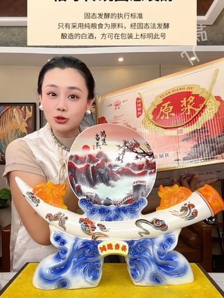 杏花村鸿运当头收藏酒 景德镇高端陶瓷和杏花村美酒联合打造的经典美酒,1500毫升接近3斤酒水,53度黄金度数,送人送礼收藏摆柜太合适了!#白酒#好酒推荐 #清香型白酒 #好喝不贵 #杏花村