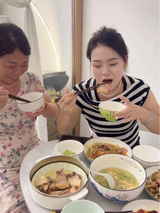 妈妈今天又做了一桌好吃的,弟弟也即将辞工,这妈妈的饭菜是一顿珍惜一顿了,干鱼腊肉也别嫌弃了,有吃大口吃,我送她好用菜刀,她送我干鱼腊肉#在家做美食 #vlog日常 #分享日常生活