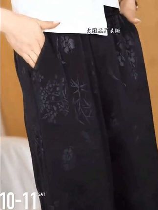 真的一眼就爱上了这款大码新中式国风冰丝阔腿裤,冰丝面料丝滑柔软,轻薄透气还垂顺,免烫意打理超省心。高腰裁剪还巧妙收腹,立体设计,提臀又不掉裆,显瘦效果拉满,轻松穿出优雅休闲的新中式氛围感。