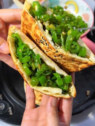#陕西大荔月牙烧饼 随便夹点菜都非常好吃,就是老家的味道。@DOU+小助手 @DOU+好生意 @DOU+上热门