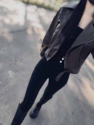 我不是什么物质的女人,但我也不喜欢对我扣扣搜搜的男人,我不会被甜言蜜语感动,更不可能因为低成本的关怀备至而买单,大家都是成年人,空手套白狼谁都会,千万别拿道德绑架我,如果你给不起,就收起你虚伪的嘴脸”#穿搭 #显瘦穿搭 #又美又飒 #秋款外套 #皮衣夹克