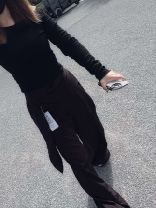 人生总有太多的来不及,一眨眼就是一天,一回头就是一年,一转身就是一辈子,未知的一场,时刻提醒我们,世事无常,活在当下,人生并没有那么多的来日方长.#显高显瘦显腿长 #气质优雅 #百搭裤子 #阔腿走路带风